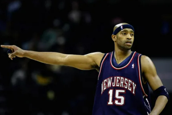 传奇归来！文斯·卡特15号球衣荣耀退役!