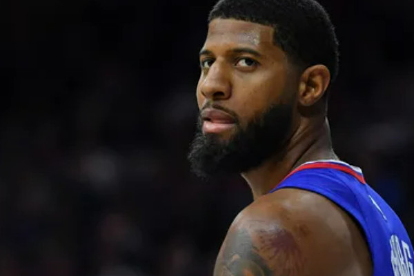 自由球员保罗·乔治季前赛中左膝受伤，76人队前路未卜？