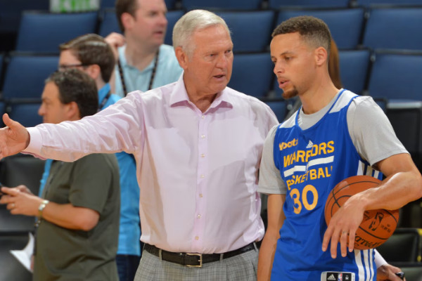 勇士队大通中心贴“JW”标志纪念杰里·韦斯特！