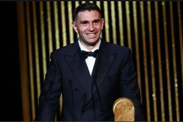 二度封神！马丁内斯再次捧起雅辛奖，续写传奇！