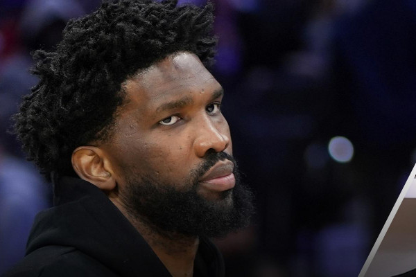 76人队恩比德更衣室推搡专栏作家引热议！