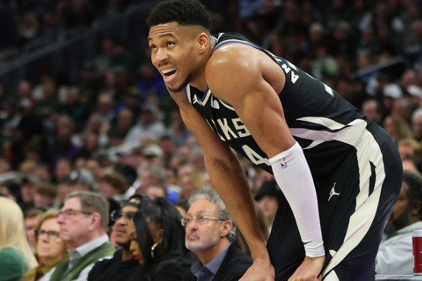 密尔沃基雄鹿队阿德托昆博拉伤将缺席对阵骑士！