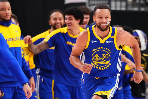 勇士队斯蒂芬·库里复出迎战奇才,能否续写传奇?