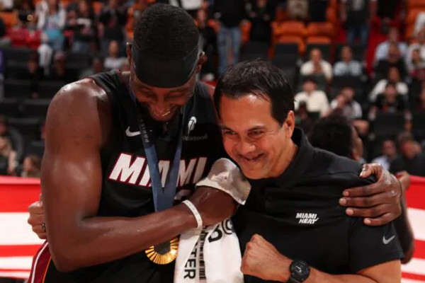 热火队为阿德巴约升起奥运金牌旗帜！