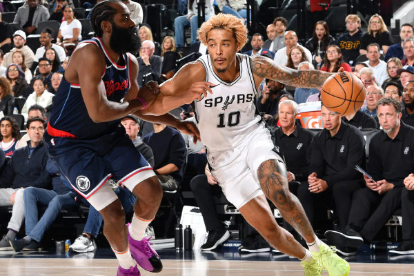 马刺队索查恩左手拇指骨折，已接受手术！