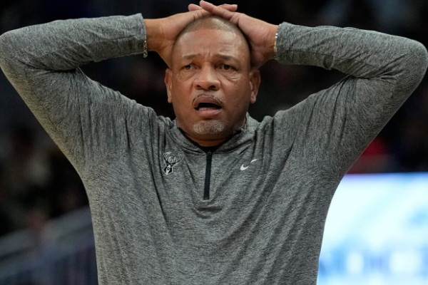 雄鹿慢热开局引热议，里弗斯幽默回复：大楼内无忧！