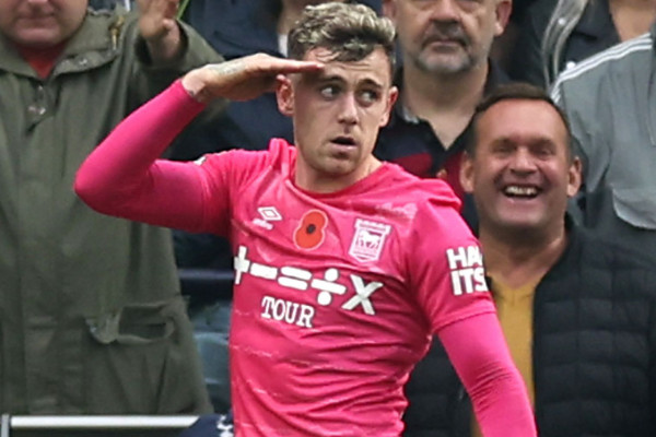 伊普斯维奇2-1逆袭热刺，取得英超首胜！