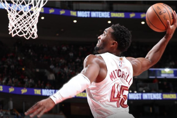 骑士119-113击败公牛豪取12连胜，米切尔36分助阵！