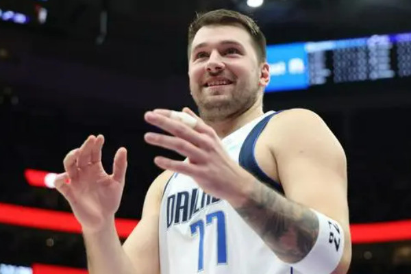 柯林斯绝杀扣篮！爵士主场首胜小牛,迎来赛季主场首胜！