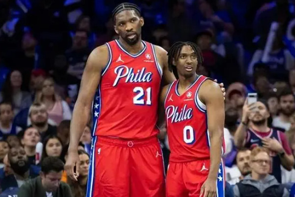 内讧？76人队会议中马克西公开指责恩比德迟到