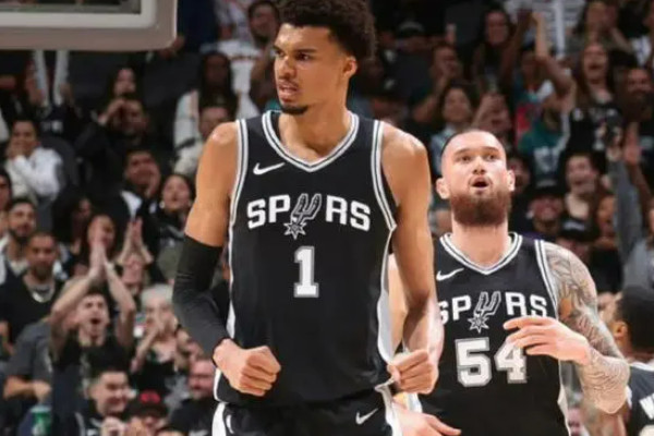 维克托·温巴尼亚马后期爆发，助马刺队逆转勇士队！