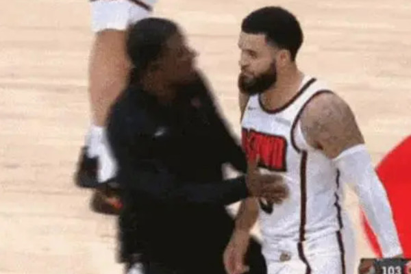 火箭后卫范弗利特与裁判争执并出言不逊，被罚5万美元