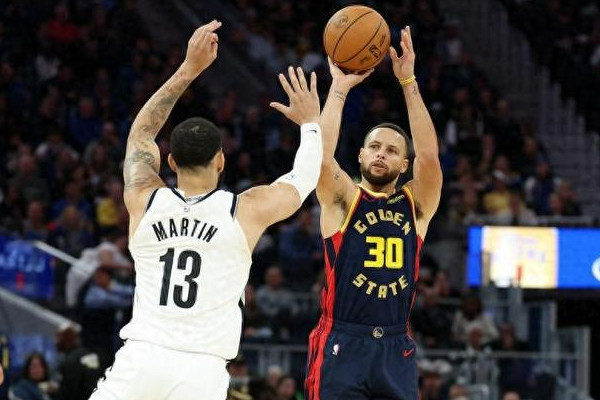 库里因膝痛缺席对战雷霆队，勇士队面临挑战！