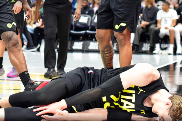 马尔卡宁在对战马刺队中左膝挫伤退场，爵士队该如何排兵布阵